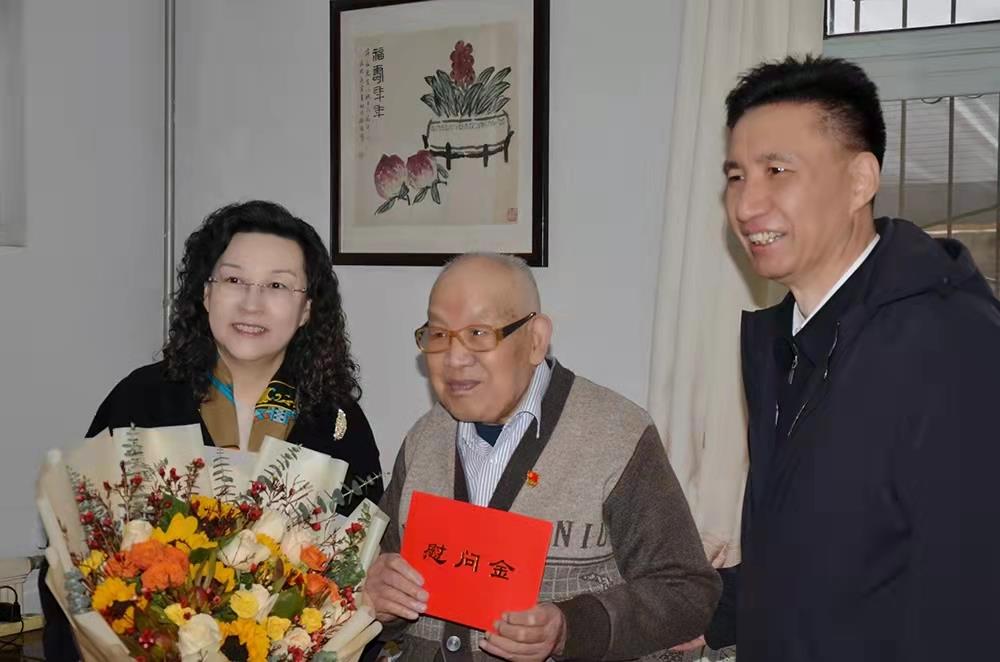 濟南產(chǎn)發(fā)集團黨委副書記、總經(jīng)理黃蓓走訪慰問離休老干部、老黨員